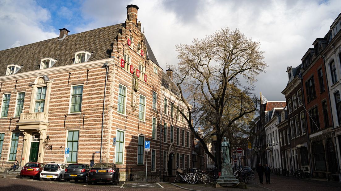 Het Paushuize en het standbeeld van de paus op de Kromme Nieuwegracht in Utrecht