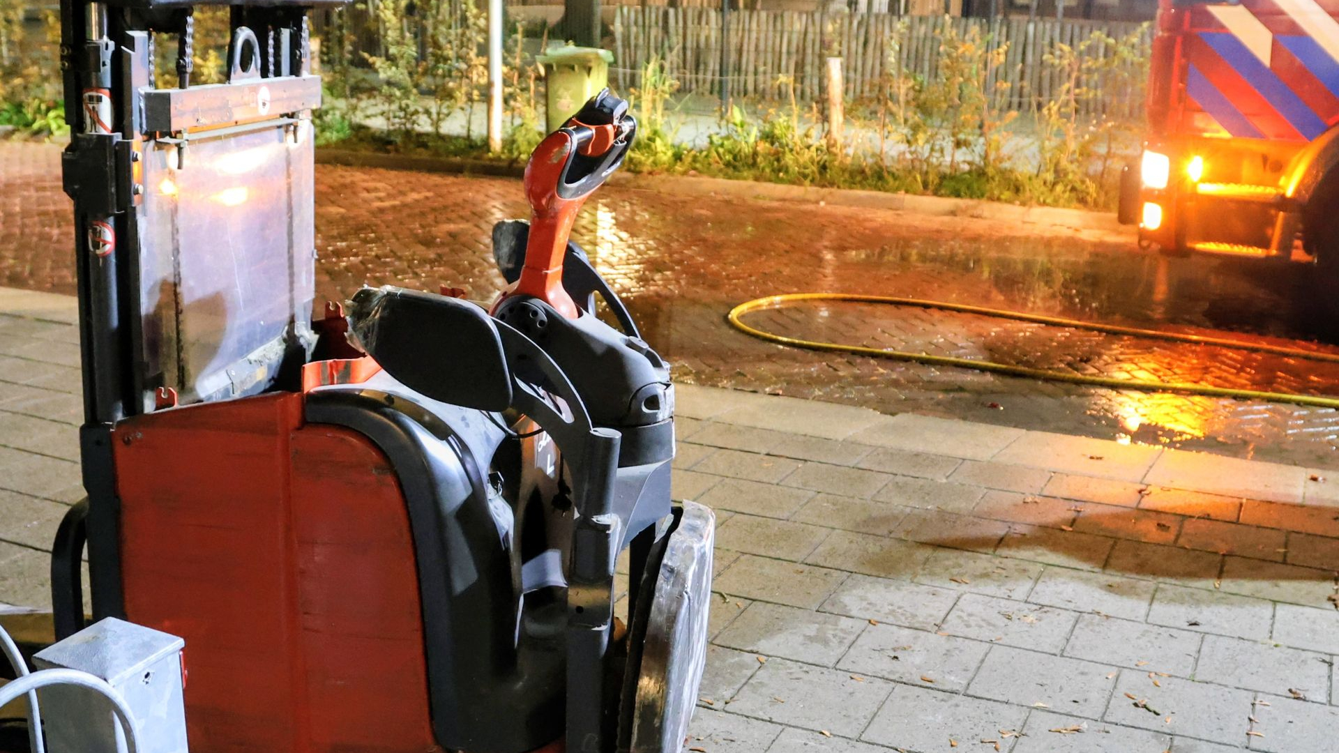 De brandweer reinigde de straat na het incident.