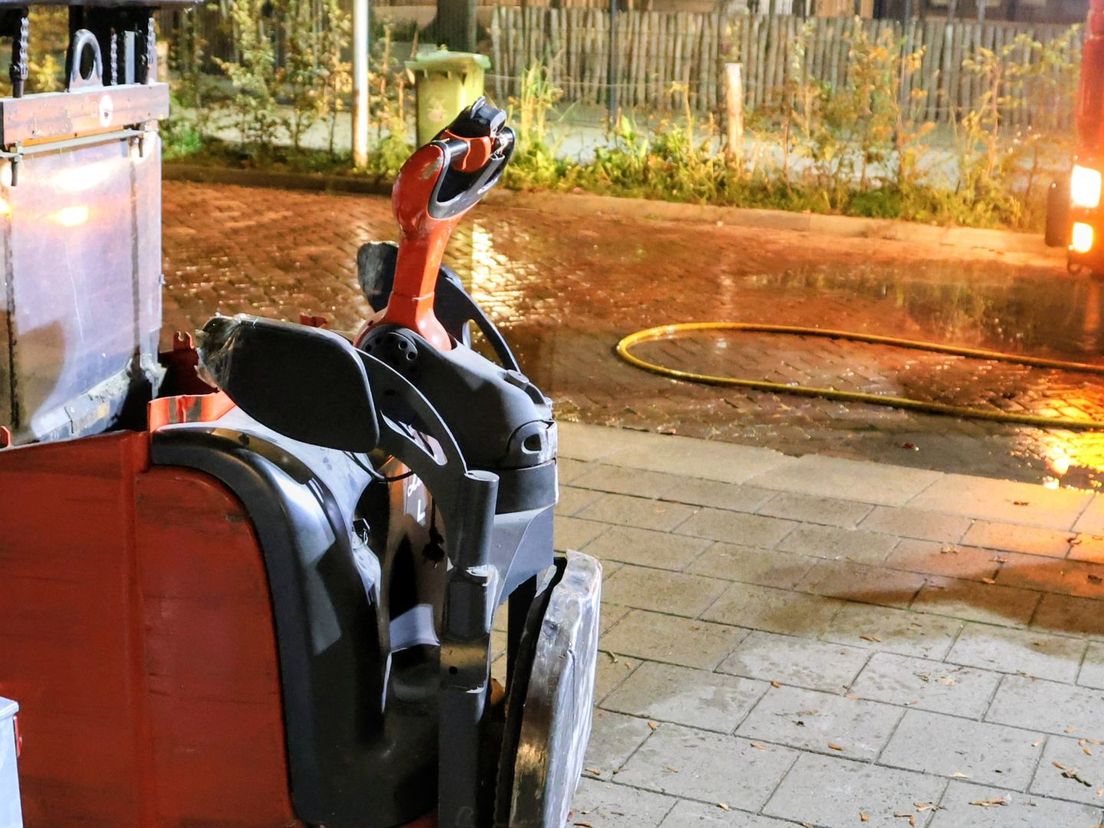 De brandweer reinigde de straat na het incident.