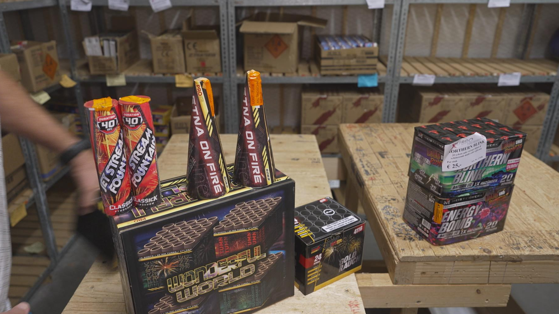 De handelaar heeft nog vuurwerk over dat per 1 augustus illegaal is.