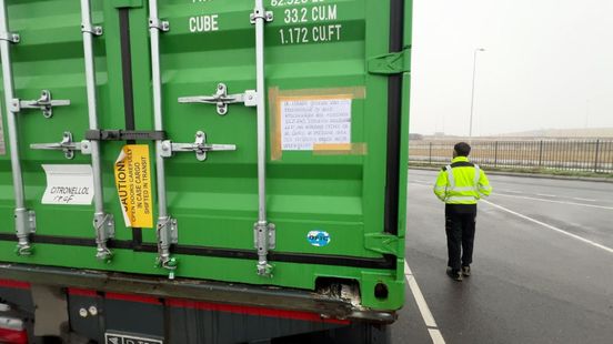 Geen loon en al jaren niet thuis: deze chauffeur staat uit protest stil op de Maasvlakte