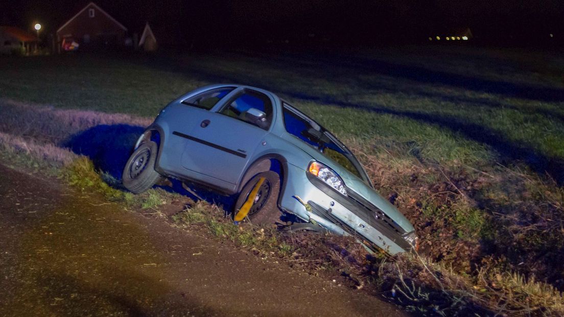 Auto in de sloot bij Geesteren