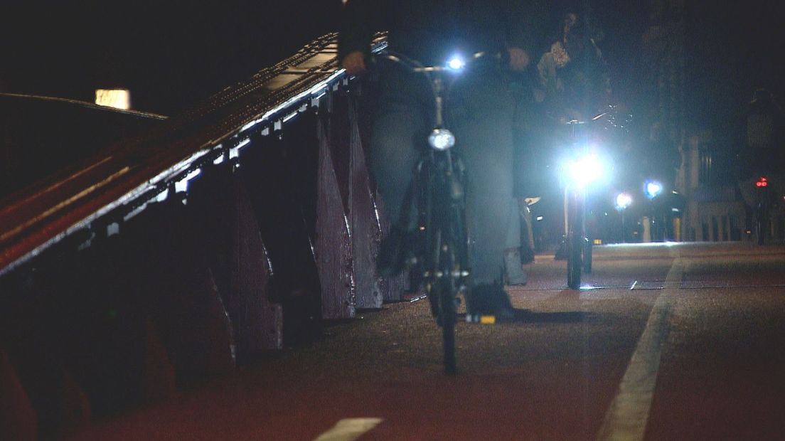 Veel vrouwen voelen zich niet veilig op de fiets in het donker