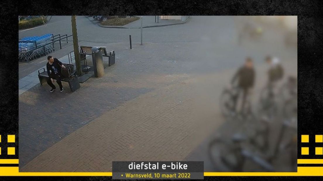 Deze man steelt een e-bike in Warnsveld.