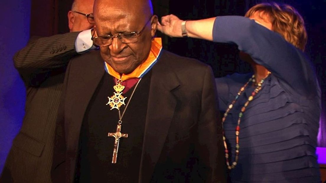 Tutu tijdens het ontvangen van zijn koninklijke onderscheiding