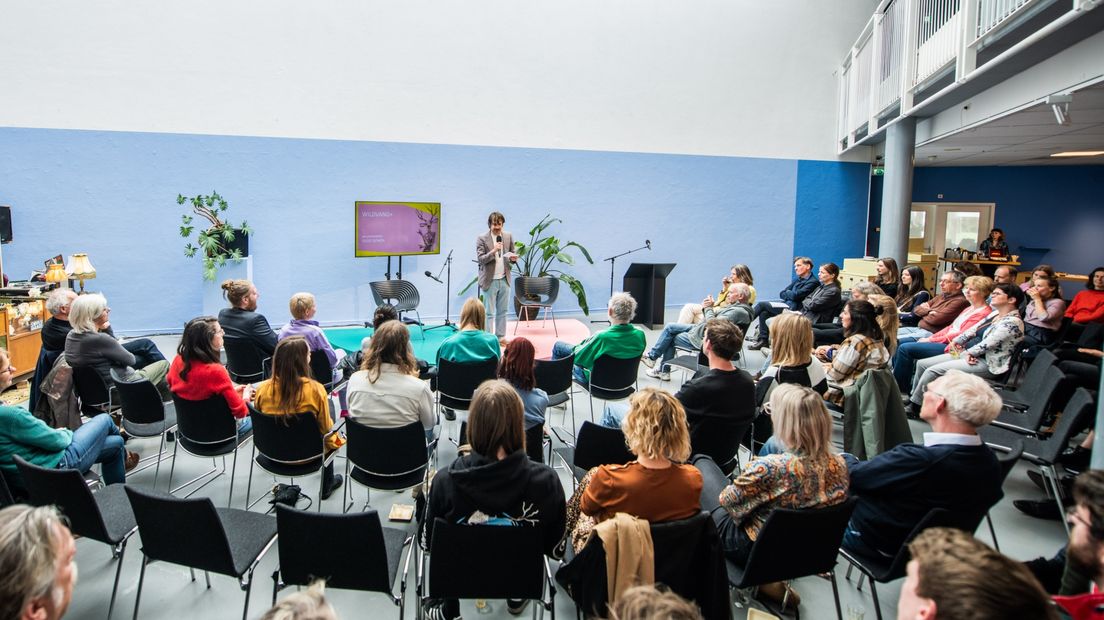 Dichter Joost Oomen praatte de middag in het Kunstpunt Groningen aan elkaar