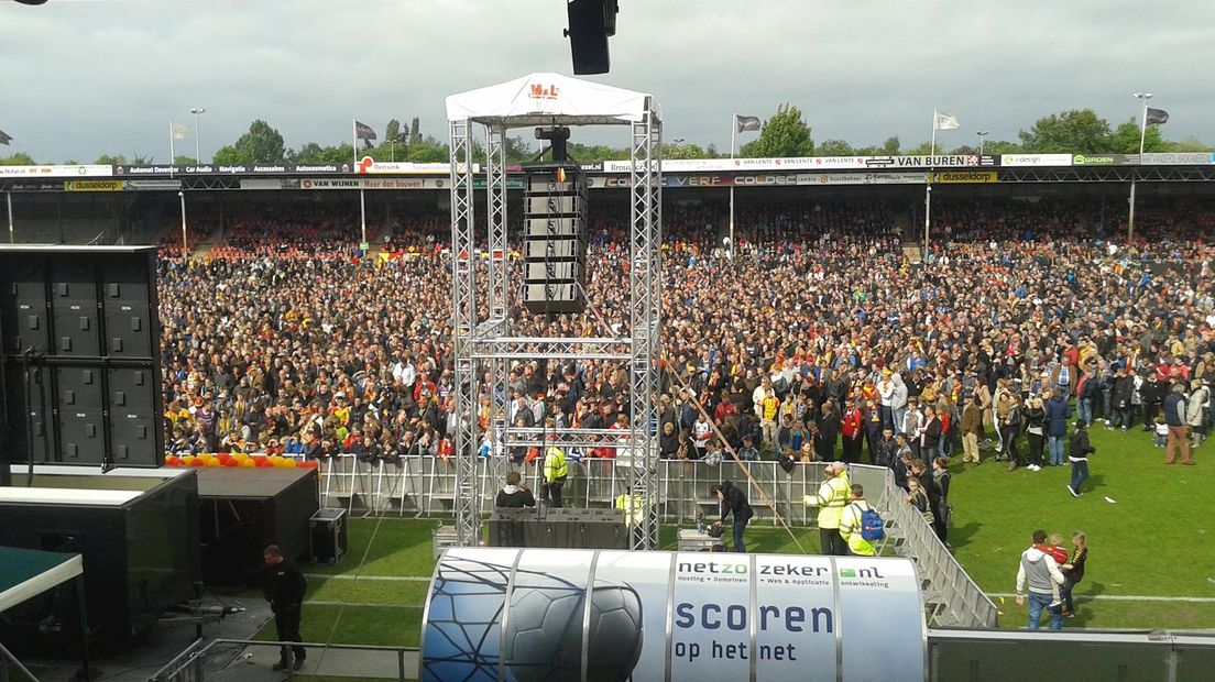 Duizenden supporters in de Adelaarshorst
