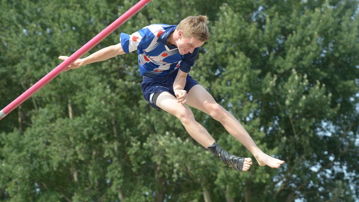 Freark Kramer wint nationale competitie fierljeppen in Grijpskerk