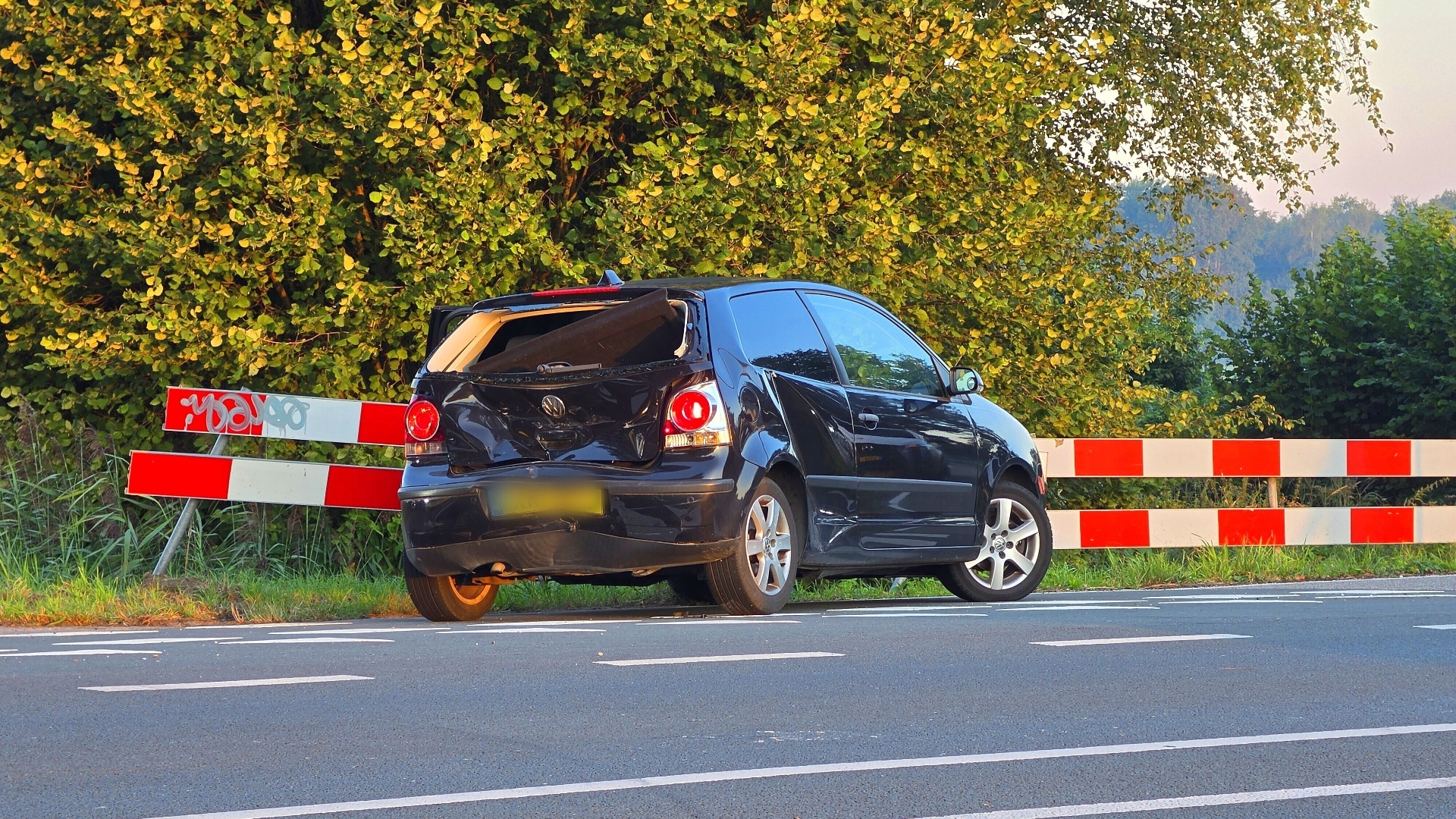 Auto en bestelbus botsen op provinciale weg