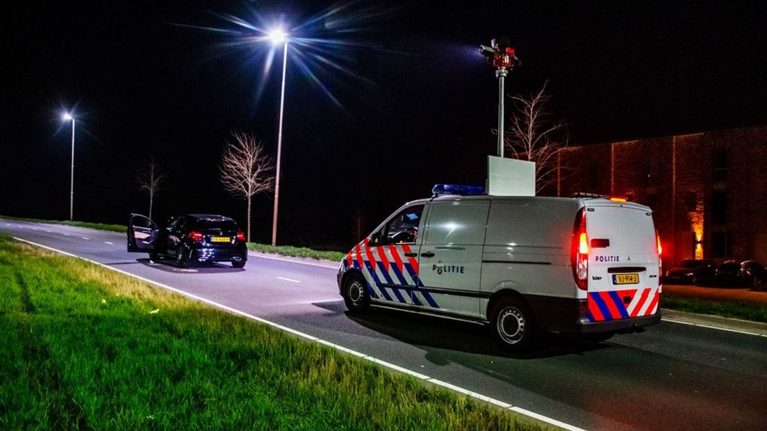 De politie onderzoekt een Mercedes die bij het incident betrokken was