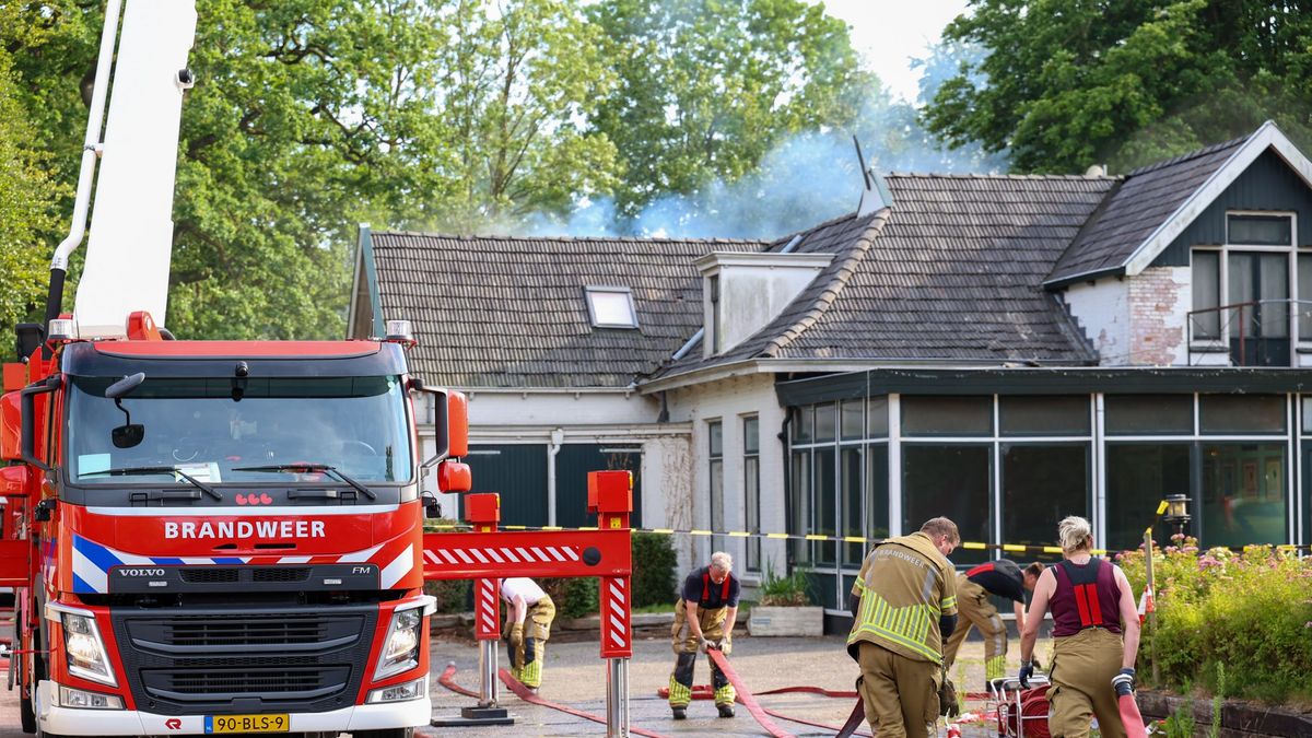 Grote brand in Beetsterzwaag onder controle, donderdag onderzoek naar asbest