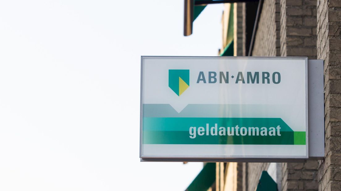 Bij de ABN Amro in Zwolle is een vrouw bestolen