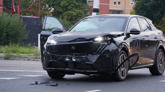 Autos in botsing op kruising in Zwolle. Autos in botsing op kruising in Zwolle.