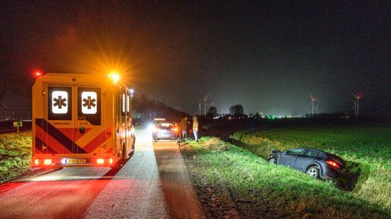 Auto eindigt na botsing op zijn kant in Groningen. Auto eindigt na botsing op zijn kant in Groningen.