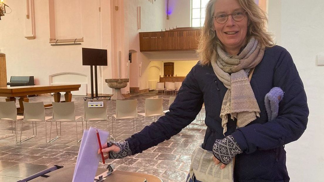 Een vrouw brengt haar stem uit in de Grote Kerk van Wageningen