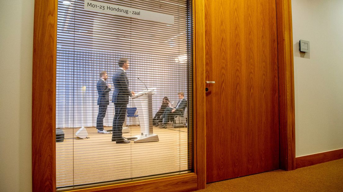 De Jonge (l) en Rutte (r) in de persconferentiezaal