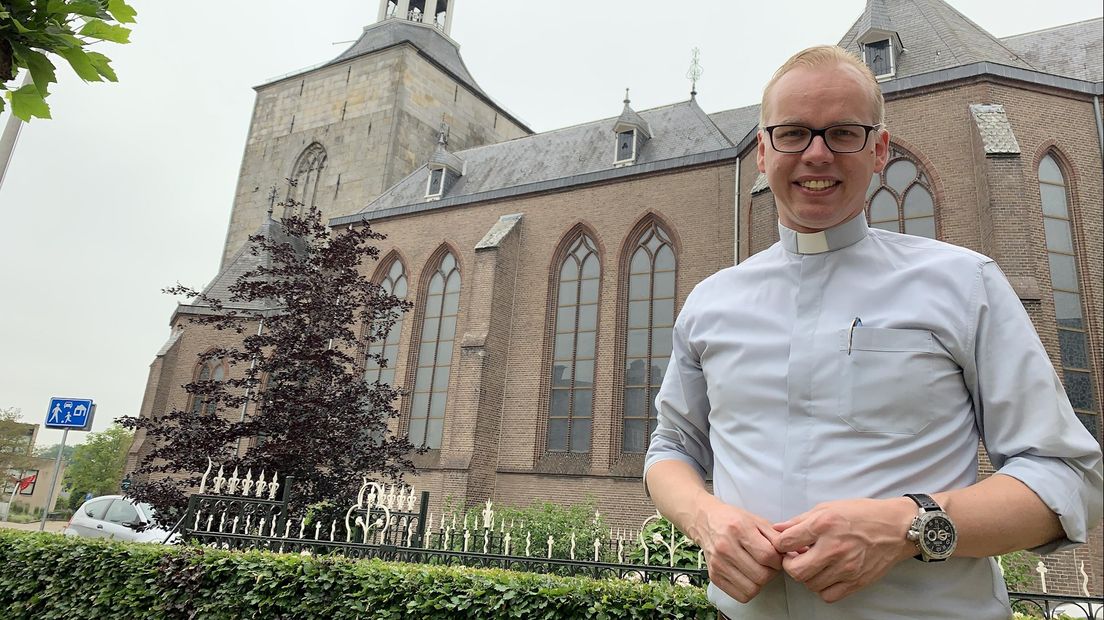 Pastoor Casper Pikkemaat voor de Pancratiusbasiliek