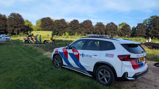 Jongen in rolstoel valt in gat