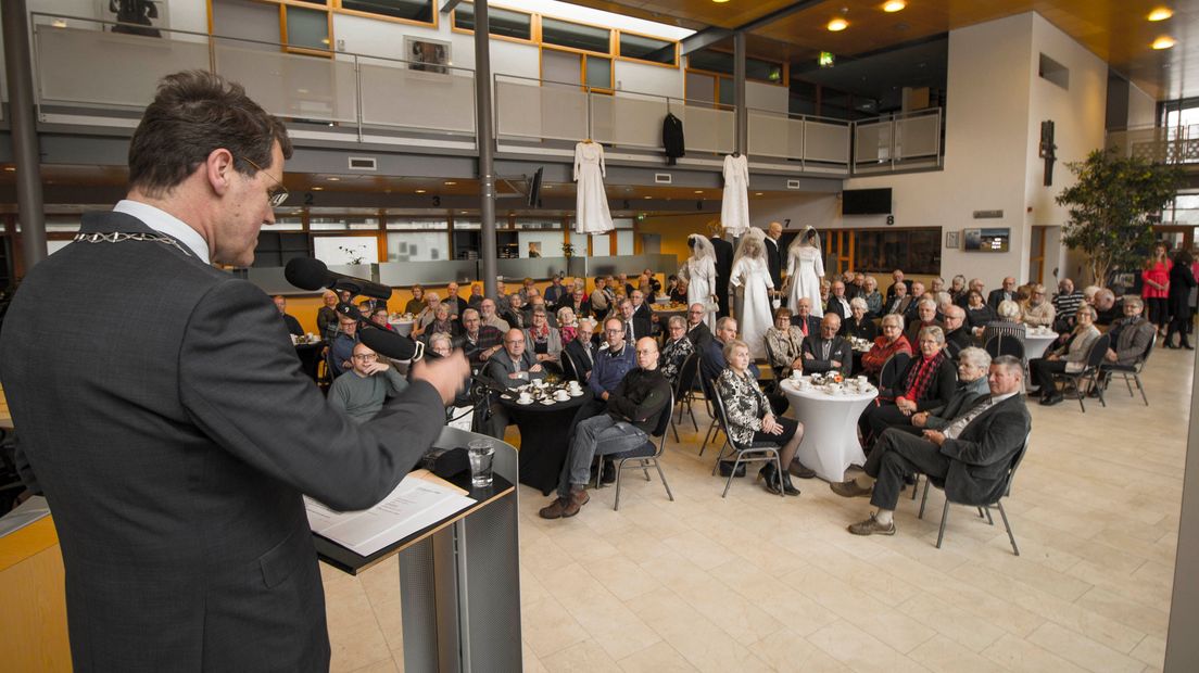 Burgemeester Eric van Oosterhout vertelt de 51 paren een mooi verhaal