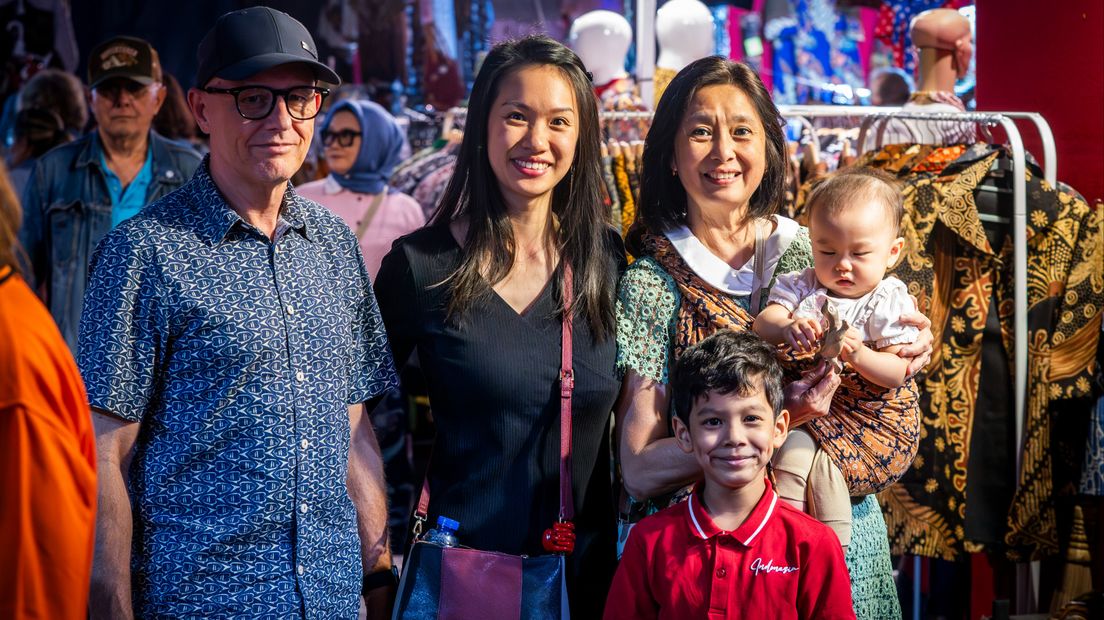 Verschillende generaties op de Tong Tong Fair