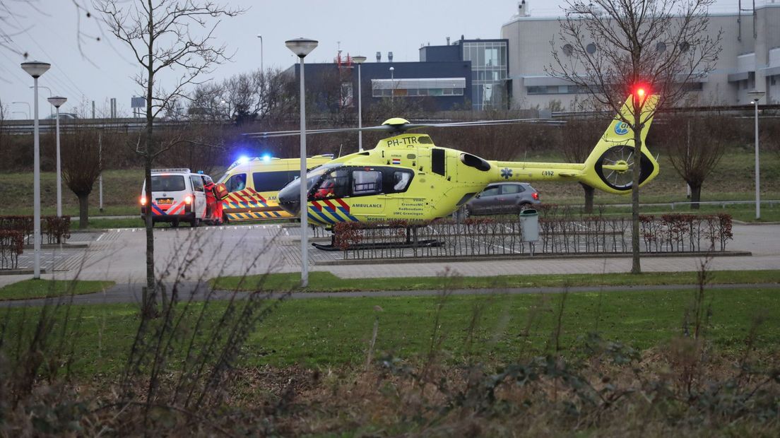 Een traumahelikopter landde op de parkeerplaats voor Teylingereind