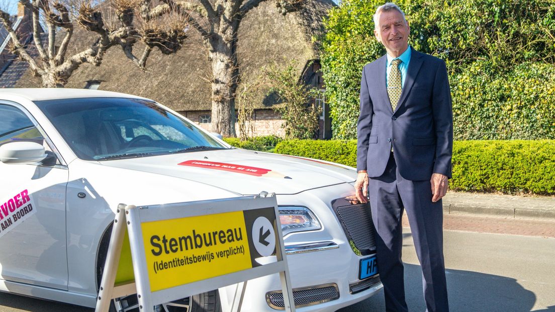 De limousine en chauffeur bij het stembureau