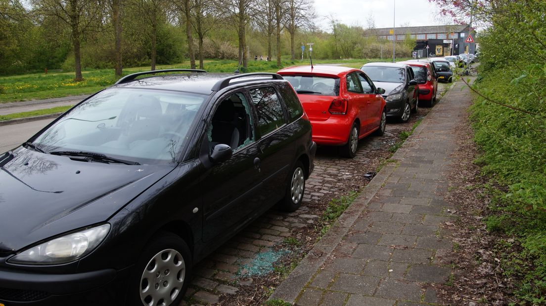 De auto's stonden geparkeerd aan de Ulgersmaweg