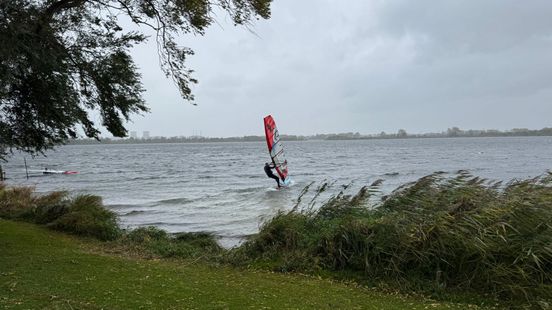Windsurfers kunnen geluk niet op met storm Benjamin: 'Temperatuur zit ook nog eens mee' Nieuws