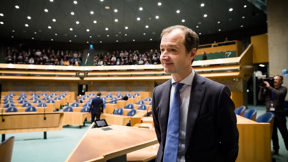 Minister Wiebes in de Tweede Kamer met achter hem Groningers op de publieke tribune