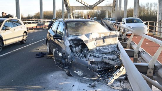 Bestuurder gewond bij kop-staartbotsing op A2