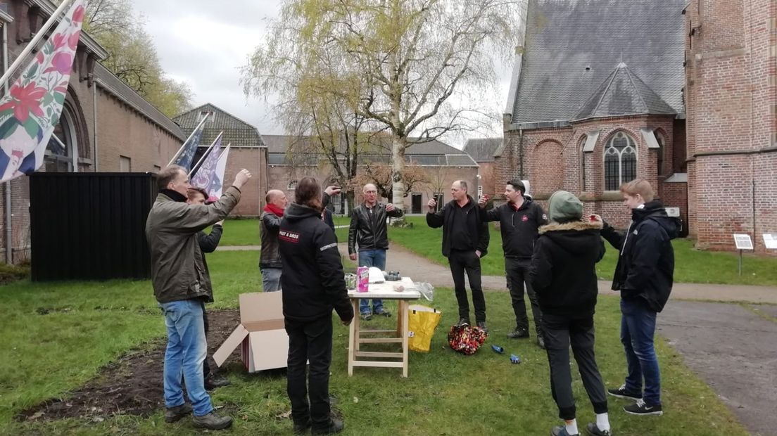 De Groep Domheid heft nog eenmaal het glas op de trebuchet.