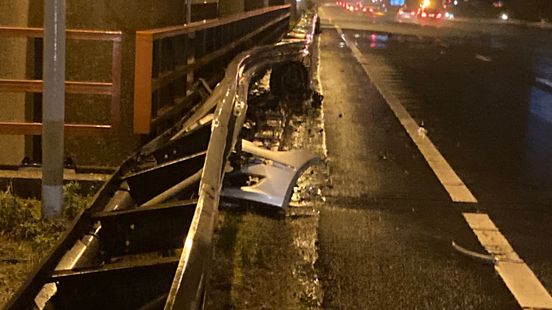 Regen, spoedreparatie en ongelukken: veel vertraging op Rotterdamse snelwegen. Regen, spoedreparatie en ongelukken: veel vertraging op Rotterdamse snelwegen.