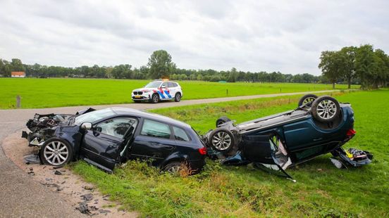 Twee gewonden bij botsing, beide auto's zwaar beschadigd