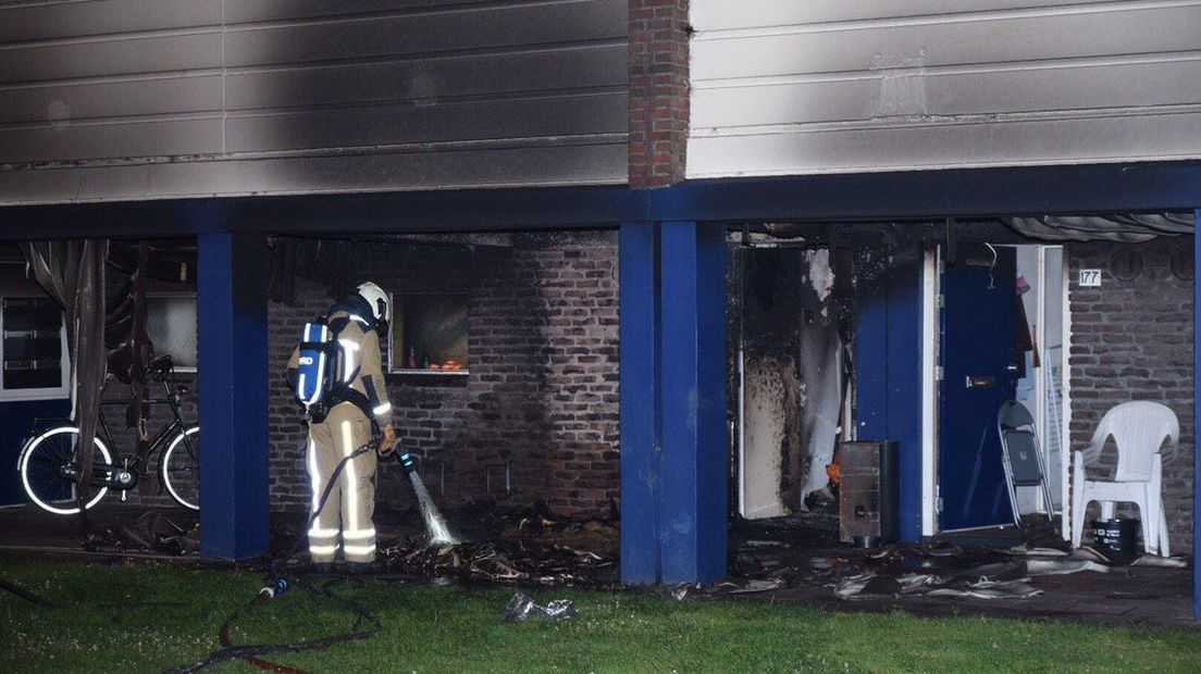 De brand woedde op de benedenverdieping van de flat (Rechten: De Vries Media)