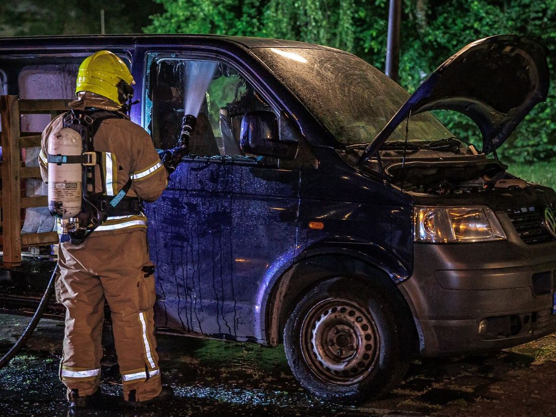 In Vlaardingen raakte een bestelbus total loss nadat er brand uitbrak