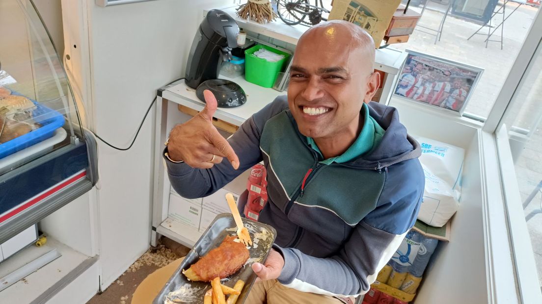 Klant Suniel eet zijn vis met sambal