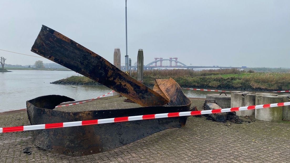 Dit stuk staal werd woensdagavond door Rijkswaterstaat uit het water gevist.