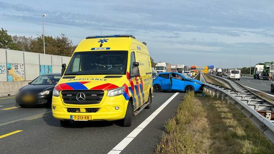File op A1 door botsing • fataal ongeluk bij instelling. File op A1 door botsing • fataal ongeluk bij instelling.