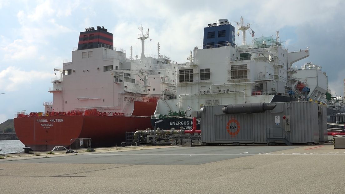 Links een schip met lng uit Amerika, rechts één van de twee terminalschepen in de Eemshaven