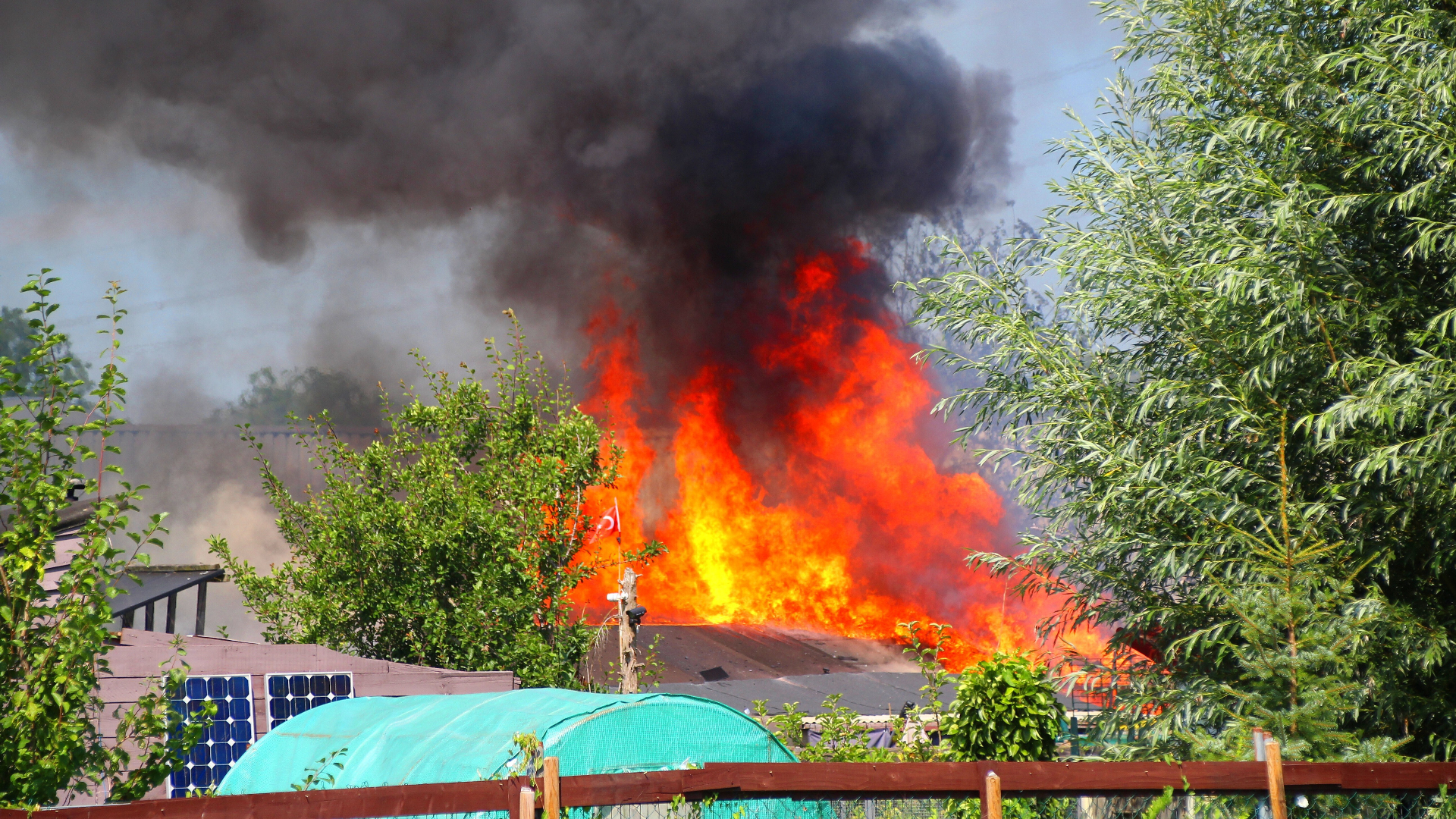 De brand woedt op een volkstuinencomplex.