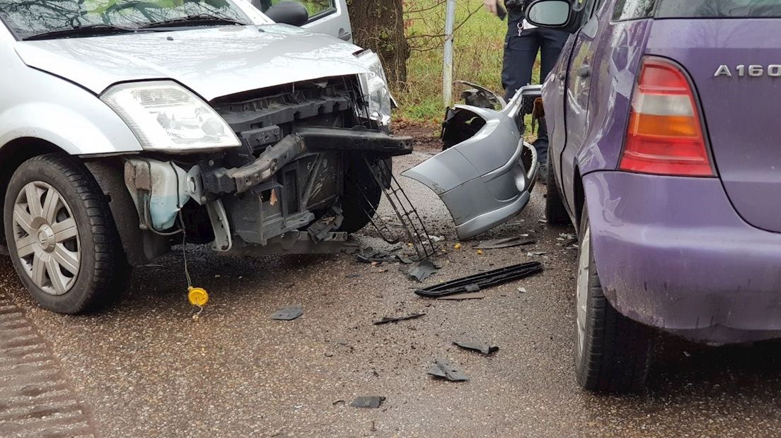 Frontale botsing tussen twee auto's in Glanerbrug