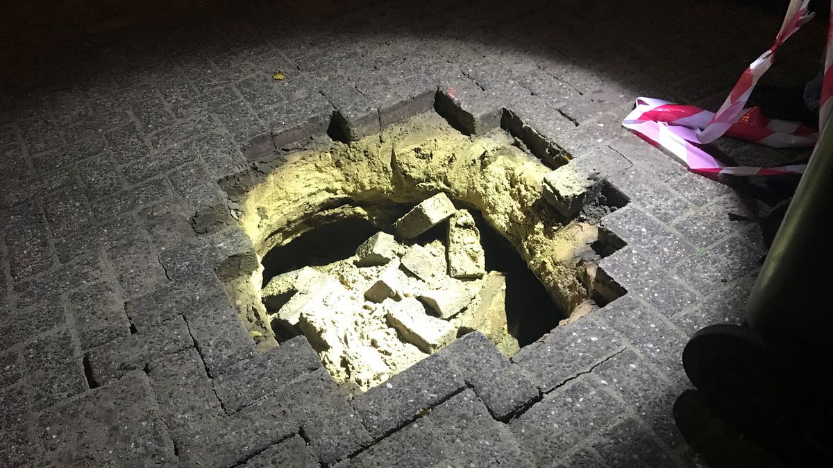 Sinkhole in wegdek verrast inwoners Hooglanderveen: kliko biedt tijdelijk uitkomst