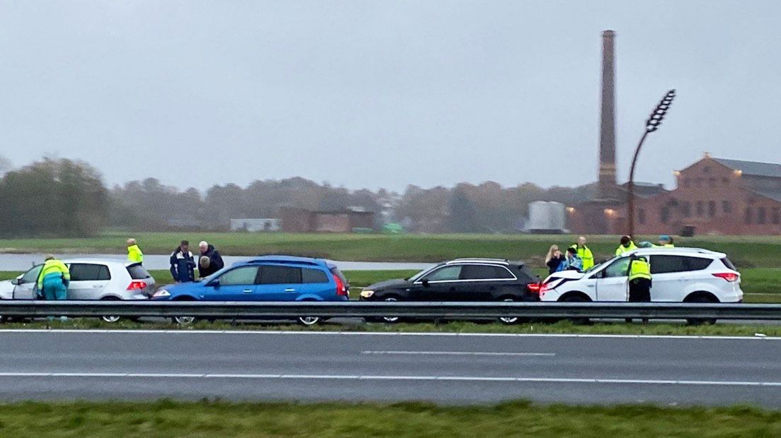 Op de A7 botsten maandagmorgen meerdere auto's op elkaar