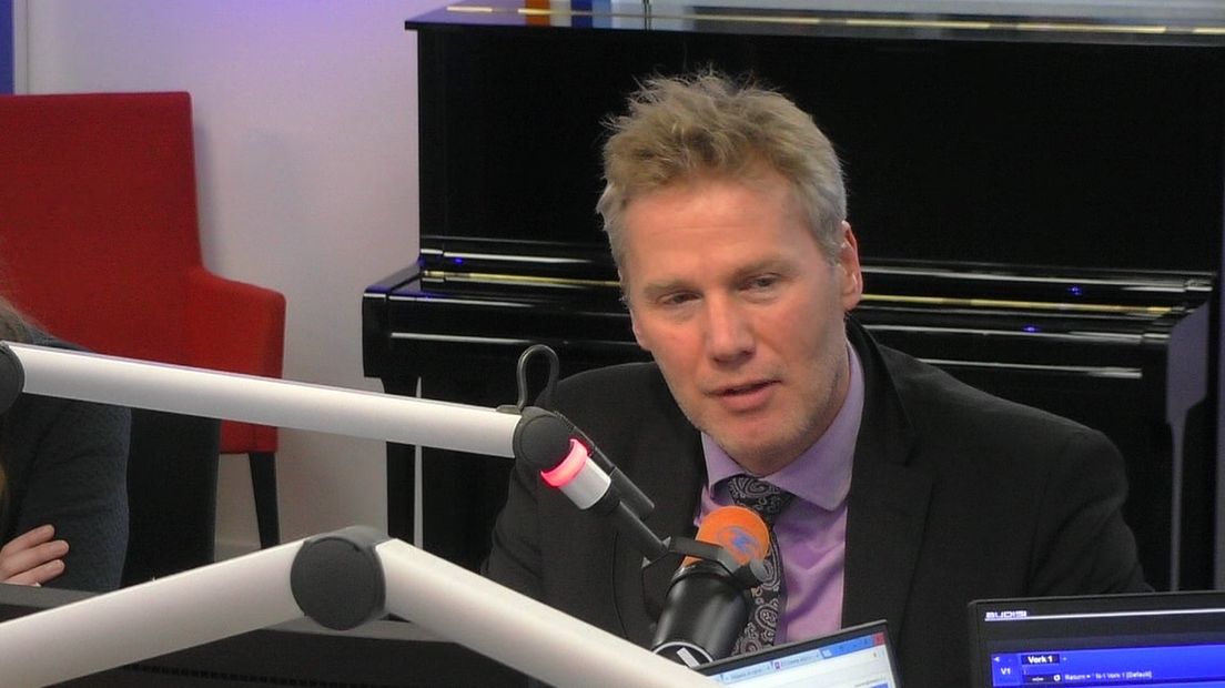 Niek Heidanus in de radiostudio