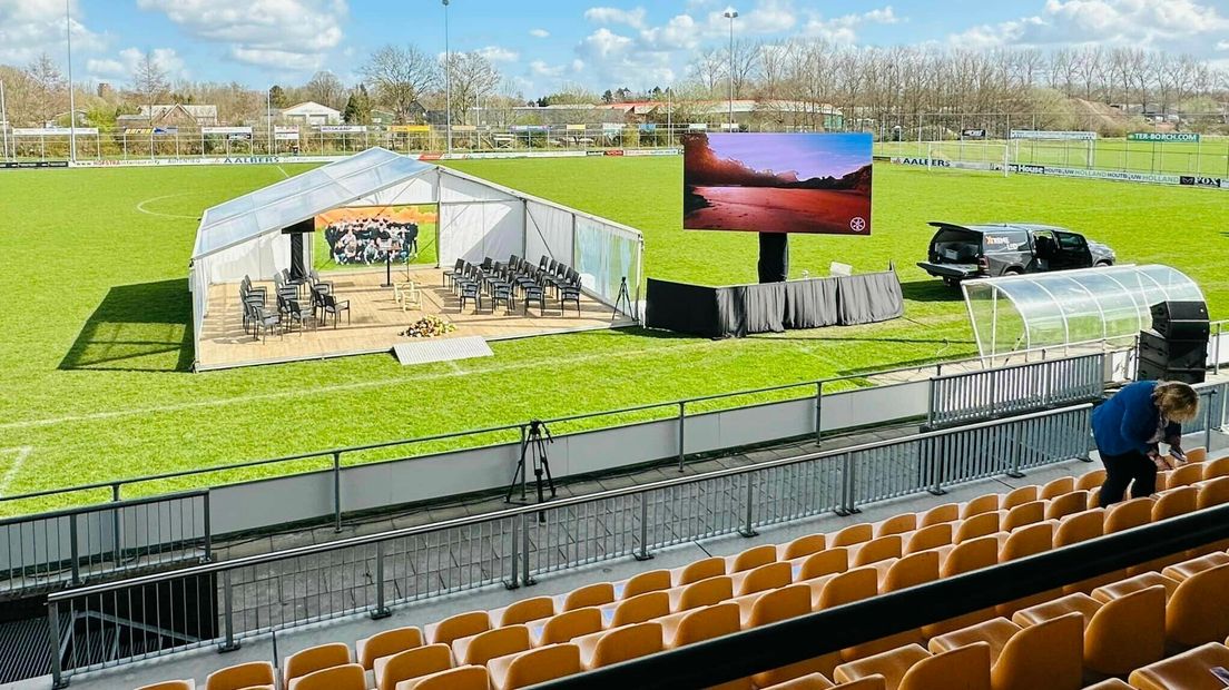 De uitvaart van Sten vond plaats op het voetbalveld van VV Nieuw-Buinen