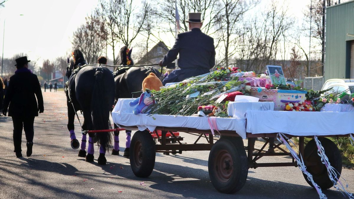 Honderden mensen nemen afscheid van Isabelle en Veerle