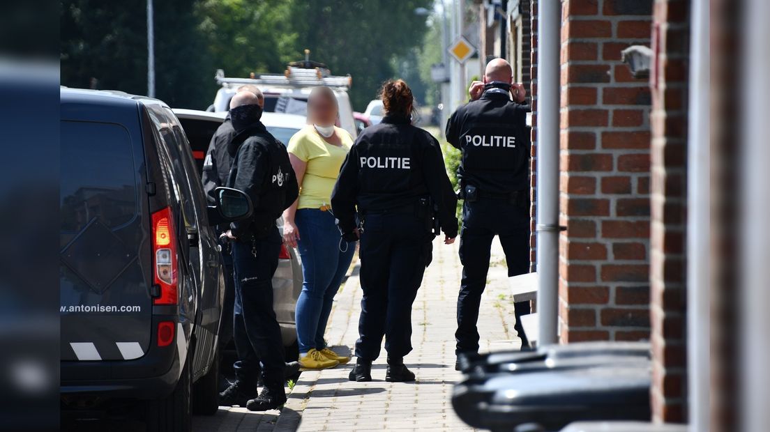 Politie onderzoekt een woning aan de Kanaalweg