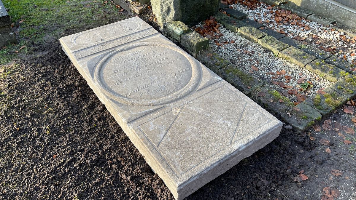 Graf Gerbrand Bakker weer zichtbaar op Zuiderbegraafplaats: 'Het geeft