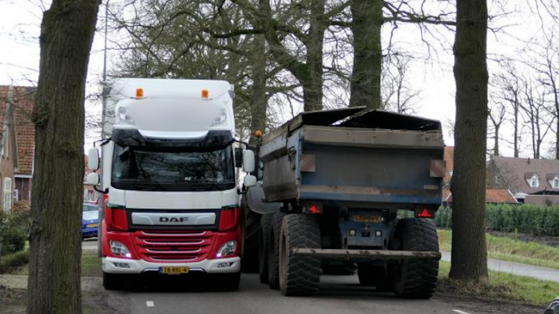 Vrachtwagens kunnen elkaar nauwelijks passeren op de Corleseweg