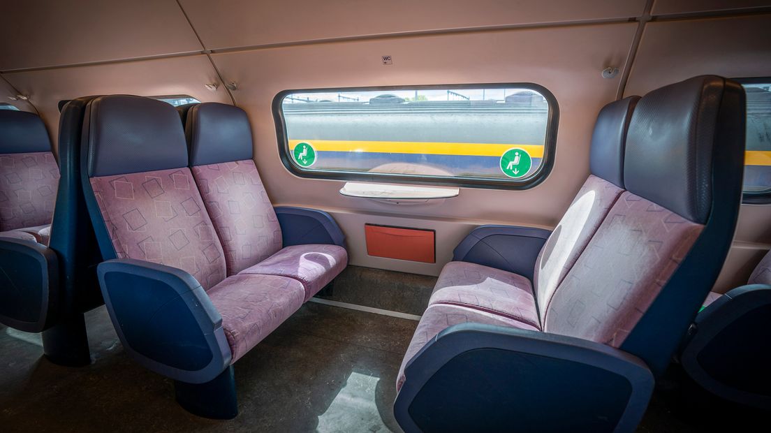 Een coronaproof trein van de NS: alleen bij de groene stickers mogen reizigers zitten